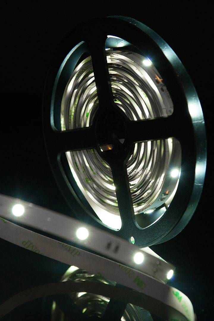 Светодиодная лента SWG 7,2W/m  30Led/m 5050SMD холодный белый 5M SWG530-12-7.2-W-М 009261